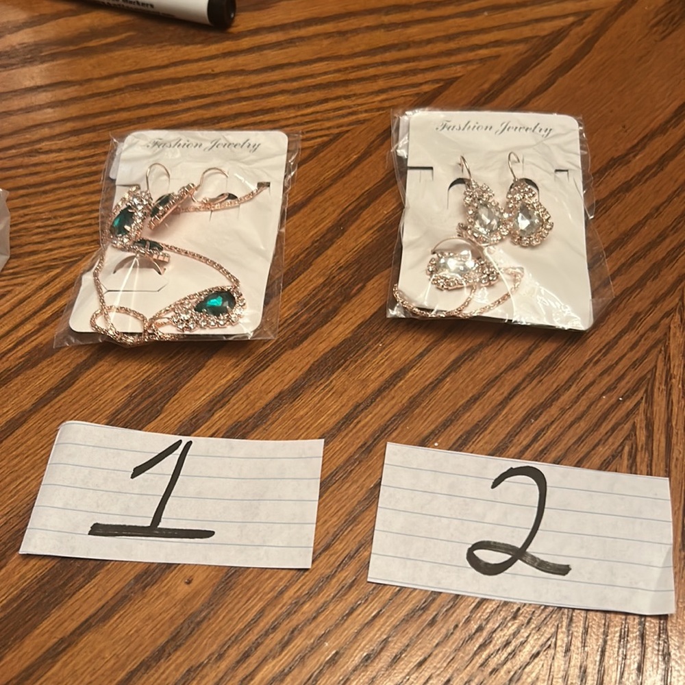 NWT WOMEN FASHION JEWELRY FAUX DIAMOND AND EMERALD GOLDTONE HARDWARE DETAIL.